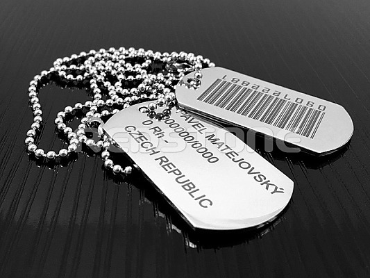 Vojenské známky s údajmi a čiarovým kódom